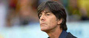 Bundestrainer Joachim Löw: „Das war ein Spiel zum Durchschnaufen. Am Ende war es ein Sieg des Willens. Eigentlich mussten wir das Spiel in der regulären Spielzeit entscheiden. Wir hatten wahnsinnig viele Chancen. Khedira und Schürrle haben der Mannschaft noch einmal einen Schub gegeben. Alle Spieler waren in der Verlängerung am Limit. Solch ein Spiel gibt es im Turnier mal, dass man sich durchkämpfen muss.“