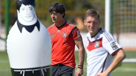 Alle schauen auf Bundestrainer Joachim Löw. Hier beim Training mit seiner Mannschaft. 