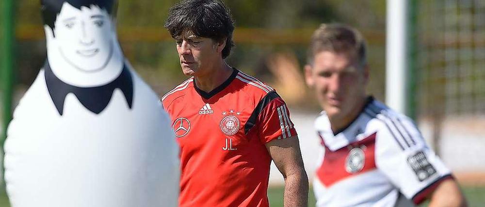Alle schauen auf Bundestrainer Joachim Löw. Hier beim Training mit seiner Mannschaft. 