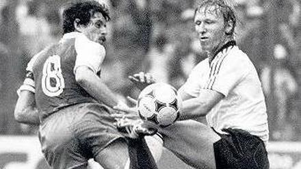 32 Jahre später. Deutschland und Horst Hrubesch unterlagen Algerien mit Kapitän Ali Fergani bei der WM 1982