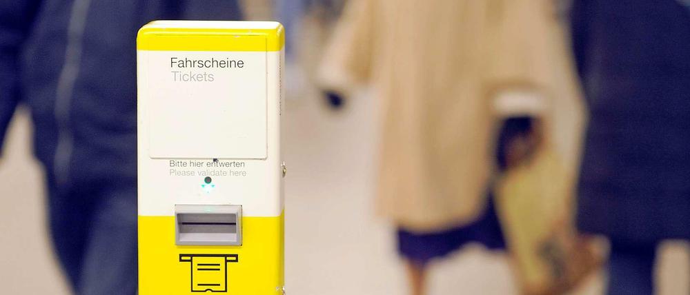 Stempeln, bitte. Auch wenn "Fahrscheine" dransteht - hier kommen keine raus, sondern rein.