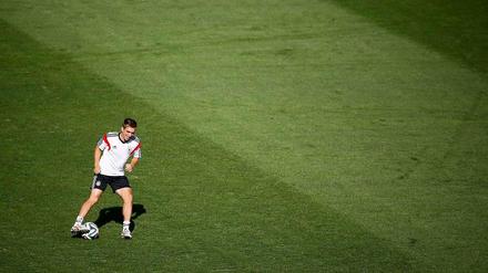 Philipp Lahm, Kapitän der deutschen Fußball-Nationalmannschaft, trainiert vor dem Viertelfinale Deutschland - Frankreich bei der WM 2014 in Brasilien.