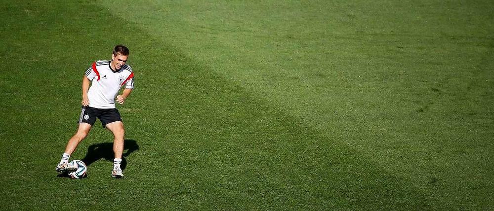 Philipp Lahm, Kapitän der deutschen Fußball-Nationalmannschaft, trainiert vor dem Viertelfinale Deutschland - Frankreich bei der WM 2014 in Brasilien.