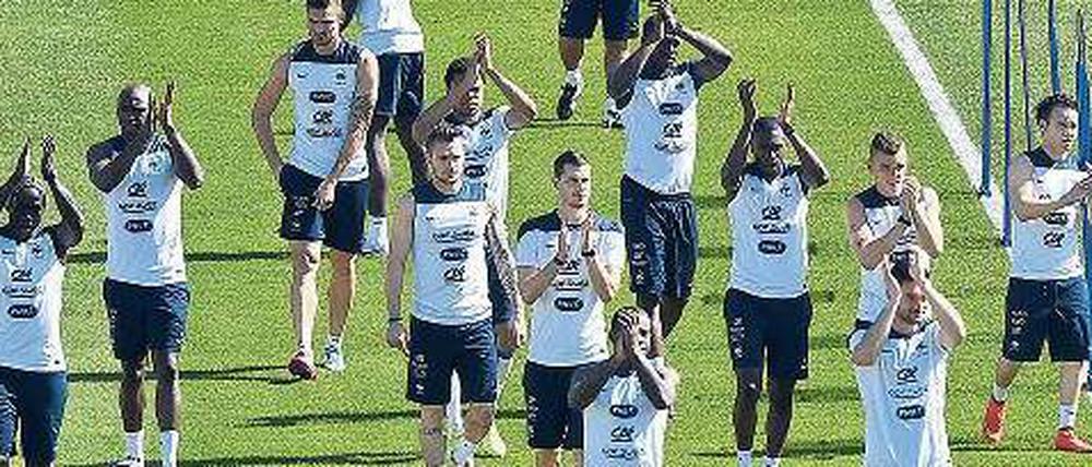 Applaus, Applaus. Frankreichs Mannschaft demonstriert in Brasilien ungewohnte Eintracht.