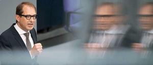 Alexander Dobrindt bei der Haushaltsdebatte im Bundestag. Der Verkehrsminister will sich in Zukunft auf Knotenpunkte konzentrieren, lokal wichtige Projekte könnten unter den Tisch fallen. 
