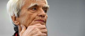 Grünen-Politiker Hans-Christian Ströbele vermittelt in Berlin-Kreuzberg zwischen den Flüchtlingen in der Gerhart-Hauptmann-Schule und dem Bezirk.