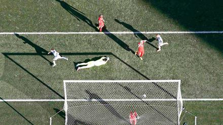 Jubel und Trauer. Links dreht Angel di Maria ab, neben ihm liegt der Schweizer Torwart Diego Benaglio enttäuscht auf dem Rasen.