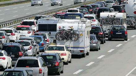 Zu voll zum Rasen. Es gibt kaum Strecken ohne Tempolimit, aber an denen wird verbissen festgehalten. Warum?