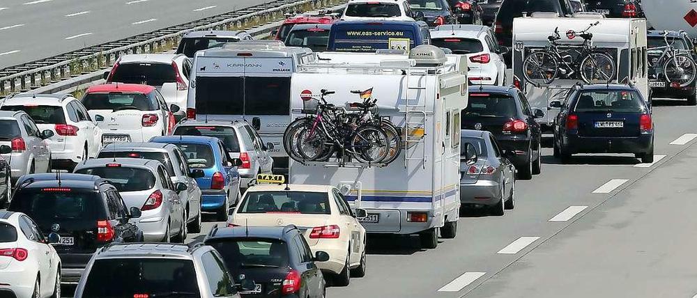Zu voll zum Rasen. Es gibt kaum Strecken ohne Tempolimit, aber an denen wird verbissen festgehalten. Warum?