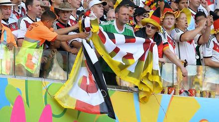 Weg damit! Stewards halten deutsche Fans davon ab, ihr Banner zu befestigen. 