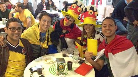 Fußballfans aus aller Welt verfolgen ein WM-Spiel im Goethe-Institut von Porto Alegre. Die Institute sind Teil der deutschen auswärtigen Kultur- und Bildungspolitik.