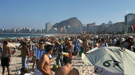 Berühmtheit. Die Copacabana ist vier Kilometer lang. Sie ist ein künstlicher Strand, wurde immer wieder erwweitert.