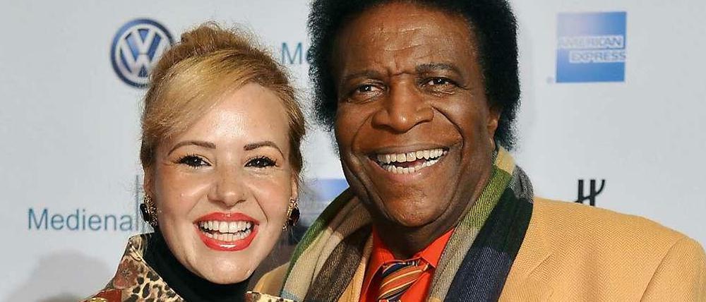 Roberto Blanco mit Luzandra. Angeblich wird der Musiker mit Haftbefehl gesucht.