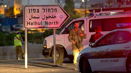 Israelische Sicherheitskräfte in der Nähe des Ortes, in dem die Leichen der drei vermissten Jugendlichen gefunden wurden.