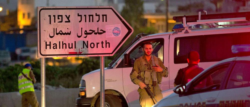 Israelische Sicherheitskräfte in der Nähe des Ortes, in dem die Leichen der drei vermissten Jugendlichen gefunden wurden.