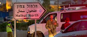 Israelische Sicherheitskräfte in der Nähe des Ortes, in dem die Leichen der drei vermissten Jugendlichen gefunden wurden.