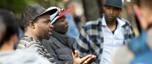 Die Flüchtlinge haben durch das weitere Verharren in der Gerhart-Hauptmann-Schule erreicht, dass sie dort bleiben dürfen. Jetzt wird um die Kosten der Unterbringung gestritten.