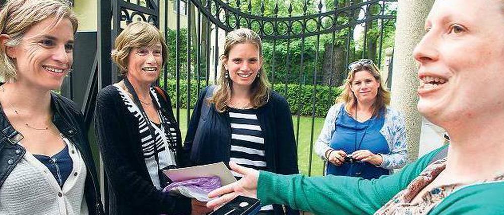 Besteckübergabe. Alexandra Scholz (re.) überreicht Josie Dobrin den Löffel des Urgroßvaters Moritz Dobrin.