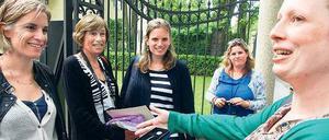 Besteckübergabe. Alexandra Scholz (re.) überreicht Josie Dobrin den Löffel des Urgroßvaters Moritz Dobrin.