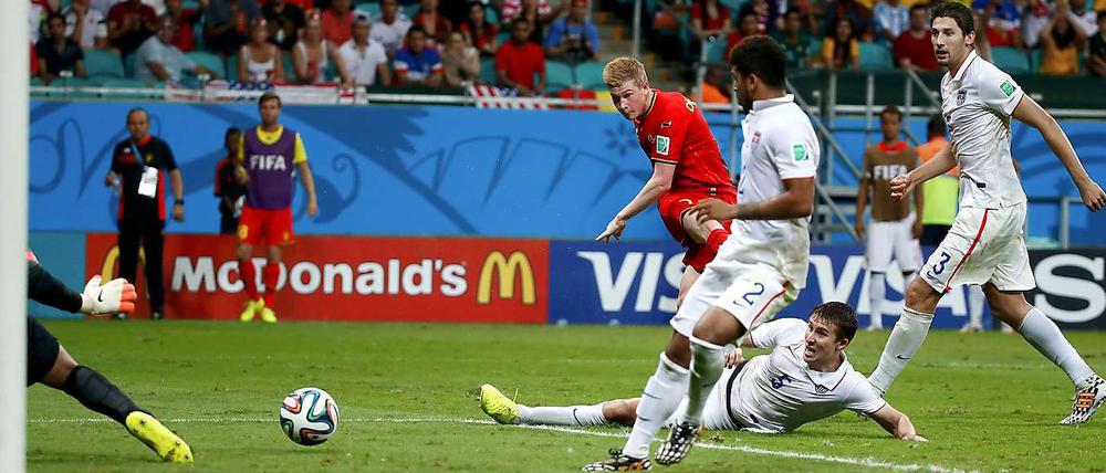 Abgezogen. Kevin de Bruyne trifft mit diesem Schuss zum 1:0 für Belgien gegen die USA.
