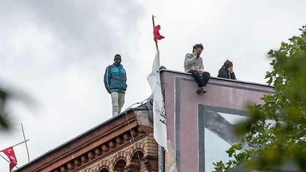 Immer noch sind einige Flüchtlinge samt Unterstützer auf dem Dach der besetzten Gerhart-Hauptmann-Schule.
