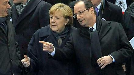 Bundeskanzlerin Angela Merkel hat dem französischen Regierungschef Francois Hollande Unterstützung für den Klimagipfel 2015 in Paris zugesagt. Dort soll eigentlich ein neuer Weltklimavertrag verabschiedet werden. Hollande hat allerdings schon zwei Umweltminister verschlissen. Seit kurzem ist die Mutter seiner vier Kinder Ségolène Royal mit der Aufgabe betraut. Das Foto zeigt Merkel und Hollande bei einem Freundschaftsspiel zwischen Deutschland und Frankreich. Wer da wohl wem zeigt, wo es lang geht?