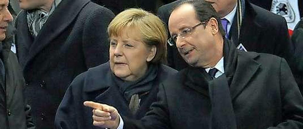 Bundeskanzlerin Angela Merkel hat dem französischen Regierungschef Francois Hollande Unterstützung für den Klimagipfel 2015 in Paris zugesagt. Dort soll eigentlich ein neuer Weltklimavertrag verabschiedet werden. Hollande hat allerdings schon zwei Umweltminister verschlissen. Seit kurzem ist die Mutter seiner vier Kinder Ségolène Royal mit der Aufgabe betraut. Das Foto zeigt Merkel und Hollande bei einem Freundschaftsspiel zwischen Deutschland und Frankreich. Wer da wohl wem zeigt, wo es lang geht?