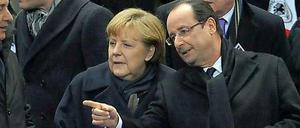 Bundeskanzlerin Angela Merkel hat dem französischen Regierungschef Francois Hollande Unterstützung für den Klimagipfel 2015 in Paris zugesagt. Dort soll eigentlich ein neuer Weltklimavertrag verabschiedet werden. Hollande hat allerdings schon zwei Umweltminister verschlissen. Seit kurzem ist die Mutter seiner vier Kinder Ségolène Royal mit der Aufgabe betraut. Das Foto zeigt Merkel und Hollande bei einem Freundschaftsspiel zwischen Deutschland und Frankreich. Wer da wohl wem zeigt, wo es lang geht?