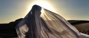 Schleierhaft: Tanz in der iranischen Wüste.