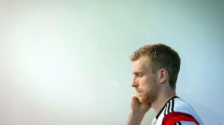 "Wat woll'n Se?" fährt Per Mertesacker den ZDF-Reporter Boris Büchler an. Den deutschen Fans gefällt's. 