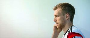 "Wat woll'n Se?" fährt Per Mertesacker den ZDF-Reporter Boris Büchler an. Den deutschen Fans gefällt's. 