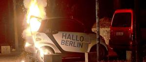 Vermummte Männer hatten in der Nacht auf Mittwoch einen Smart in Berlin-Kreuzberg angezündet.