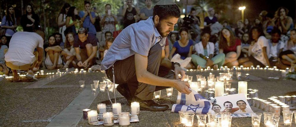 Trauer in Israel. Nachdem die Nachricht bekannt wurde, dass die drei vermissten Jugendlichen ermordet worden waren, haben sich in mehreren israelischen Städten Menschen zum Trauern versammelt. 