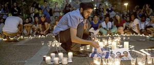 Trauer in Israel. Nachdem die Nachricht bekannt wurde, dass die drei vermissten Jugendlichen ermordet worden waren, haben sich in mehreren israelischen Städten Menschen zum Trauern versammelt. 