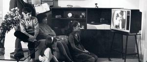 Es war einmal... Eine Familie versammelt sich vorm Fernseher und schaut gemeinsam, was gerade läuft. Das Foto entstand 1968.