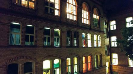 Lichtblick. Die Gerhart-Hauptmann-Schule soll nun renoviert werden. Die Flüchtlinge dürfen auch währenddessen dort wohnen bleiben. 