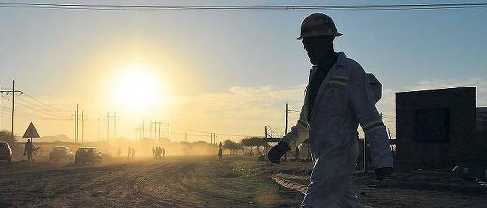Schwerer Schritt. Südafrika ist der weltgrößte Platinproduzent. Der fünfmonatige Streik der Minenarbeiter, der Ende Juni beendet wurde, ließ das Angebot des Edelmetalls weltweit einbrechen.