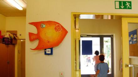Die Grundschule am Rüdesheimer Platz in Wilmersdorf bekam jetzt die Nachricht, dass sie für Schüler mit Verhaltensstörung oder Lern- und Sprachproblemen nur noch 1,5 statt 2,5 Förderstunden pro Woche bekommt und daher Personal abgeben muss – obwohl sie Schwerpunktschule für Integration ist. 