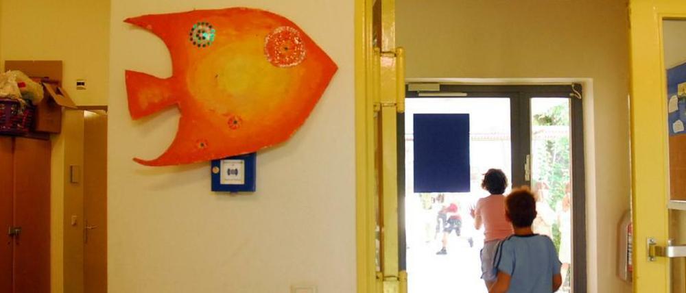 Die Grundschule am Rüdesheimer Platz in Wilmersdorf bekam jetzt die Nachricht, dass sie für Schüler mit Verhaltensstörung oder Lern- und Sprachproblemen nur noch 1,5 statt 2,5 Förderstunden pro Woche bekommt und daher Personal abgeben muss – obwohl sie Schwerpunktschule für Integration ist. 