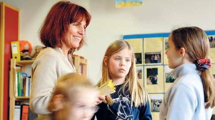 Da ist zum Glück noch eine. Diese Lehrerin unterrichtet Berliner Grundschüler. Es finden sich immer weniger Kollegen, die bereit sind, diese Aufgabe zu übernehmen. 