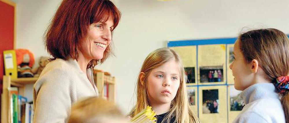 Da ist zum Glück noch eine. Diese Lehrerin unterrichtet Berliner Grundschüler. Es finden sich immer weniger Kollegen, die bereit sind, diese Aufgabe zu übernehmen. 