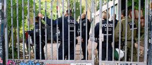 Erste Absperrungen wurden aufgehoben, der Zugang zur Schule bleibt wie in den vergangenen Tagen gesperrt.