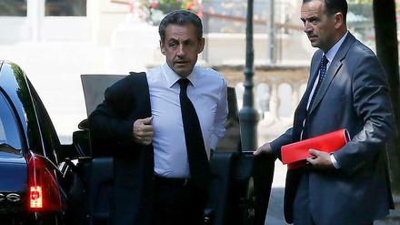 Frankreichs früherer Präsident Nicolas Sarkozy (links) ist in Polizeigewahrsam genommen worden.