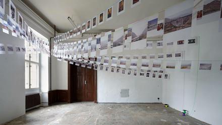 Hommage an die Weberinnen in Tibet. Eva Castringius erinnert mit ihrer Installation "Lungta" an die Gebetsfahnen im Himalaya.
