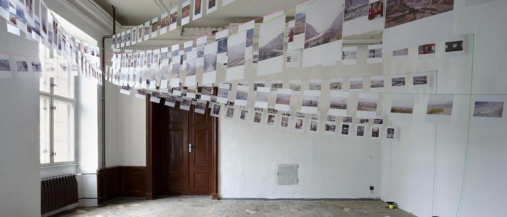 Hommage an die Weberinnen in Tibet. Eva Castringius erinnert mit ihrer Installation "Lungta" an die Gebetsfahnen im Himalaya.