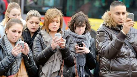 Untrennbar: junge Menschen und ihr Handy.