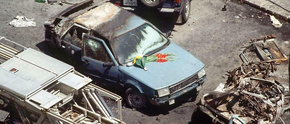 Blumen der Trauer lagen im Juli 1992 in Palermo auf der Motorhaube des Wagens, in dem der Richter Paolo Borsellino starb.