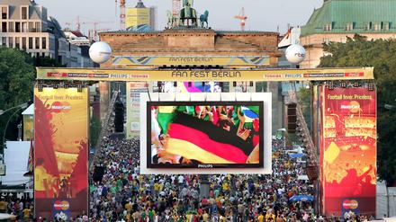 Zwischen Brandenburger Tor und Siegessäule war es bisher nicht so voll wie bei den vorigen Turnieren. Mit dem guten Wetter heute könnte sich das ändern. 