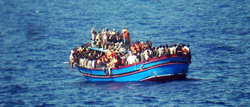 Lebensgefahr: In oftmals viel zu kleinen und überfüllten Booten machen sich die Flüchtlinge übers Mittelmeer auf den Weg nach Europa. 
