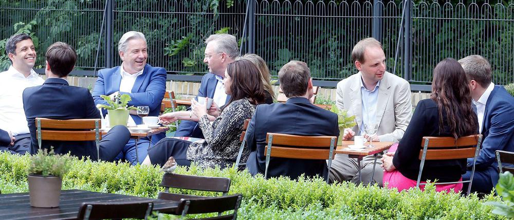 Sehen sie nicht entspannt aus? Berliner Politiker beim Glas Wasser.